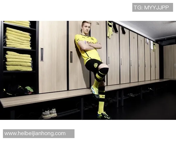 足球明星亲自设计小卡片展现个性魅力与球场风采